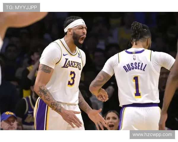 里夫斯灵活运球借助掩护精准三分球命中展现出色投篮能力